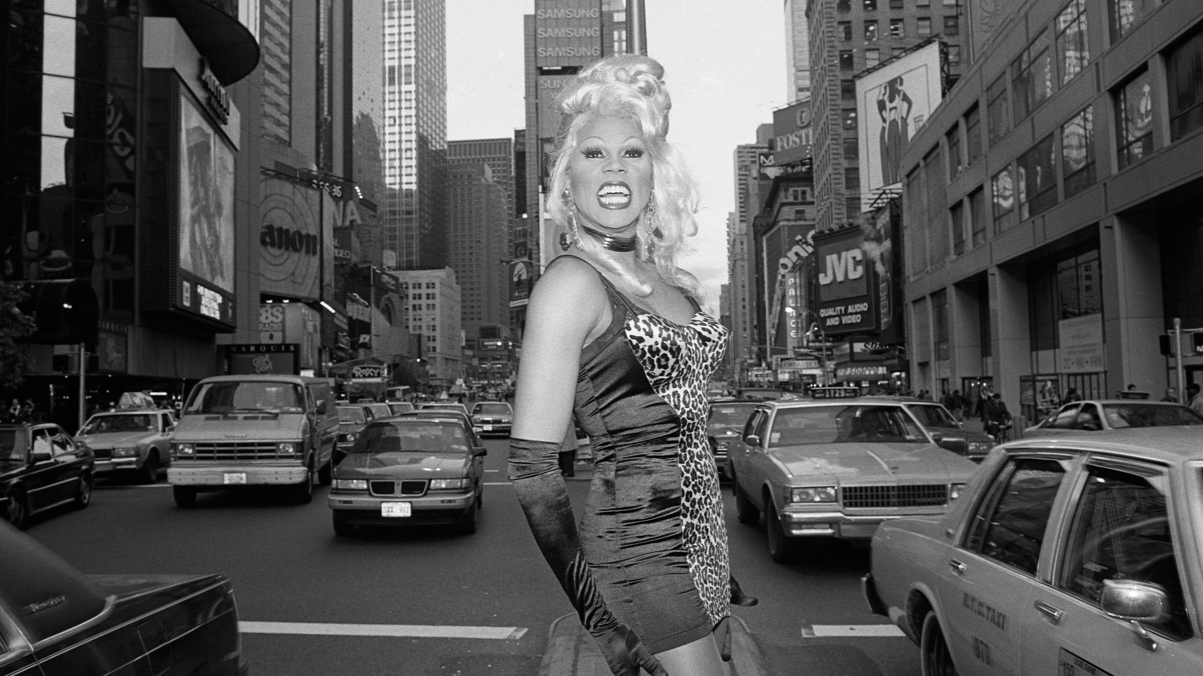 NEW YORK - NOVEMBER 1992: L-R: Drag queen RuPaul pose for a portrait in November 1992 in Times Square in New York City, New York. (Photo by Catherine McGann/Getty Images).